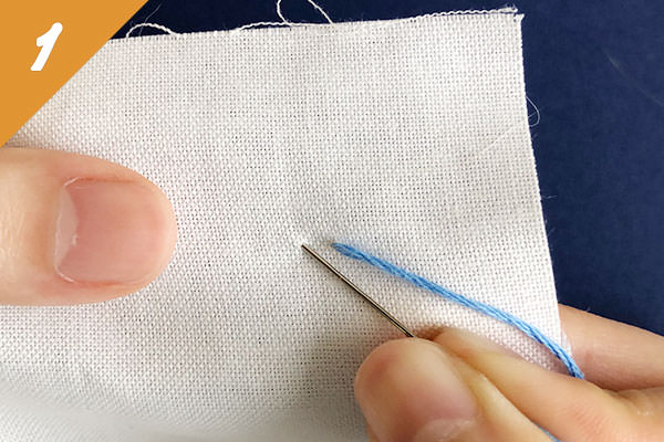 布の裏から針を出し、2～3mmのところに刺す