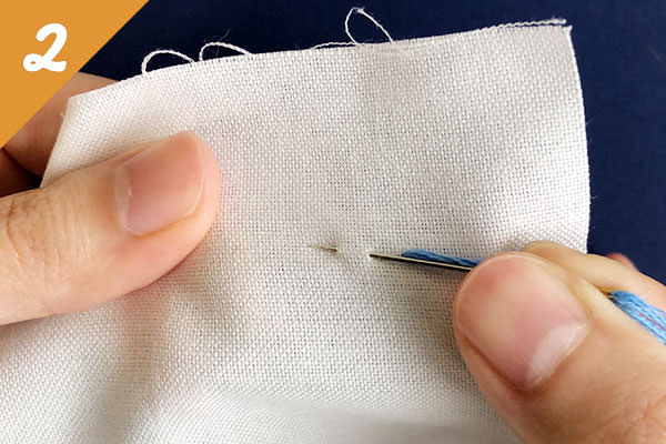 布の裏面に針を通し、1と同じ幅で表に出す