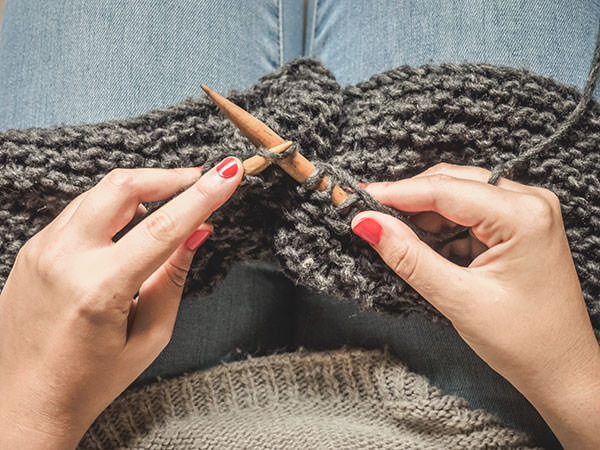 編み物をする人