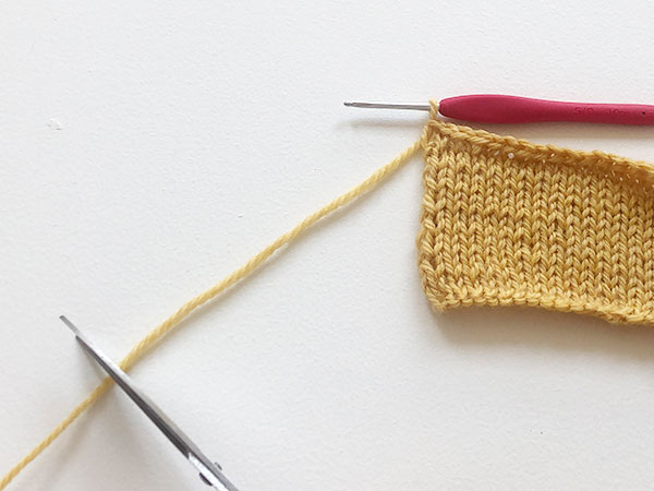 かぎ針の伏せ止め。段の編み終わりに糸を引き抜く。