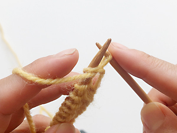 メリヤス編み、裏目の説明写真。糸を引き出すところ。