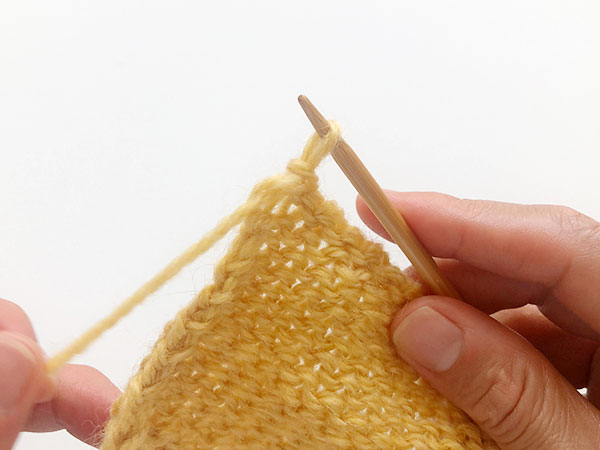 裏編みの伏せ止め。段の編み終わり。