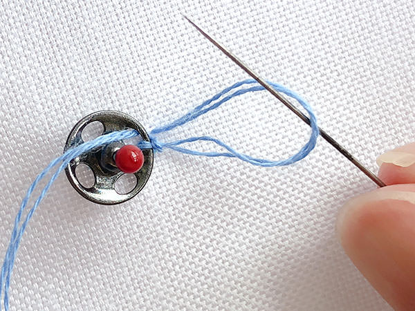 ボタンの穴の大きさに応じて、3～5回同じように縫いましょう。