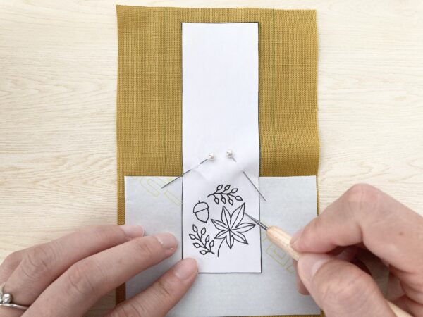 【図案つき】もみじ＆どんぐりの刺繍の布製しおりの作り方