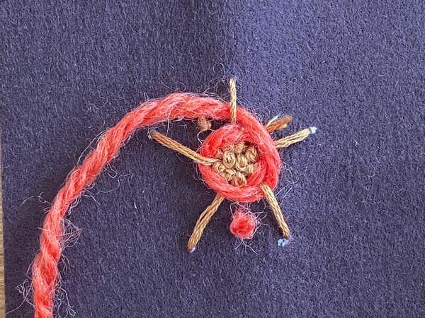 毛糸で簡単！お花のブローチの作り方