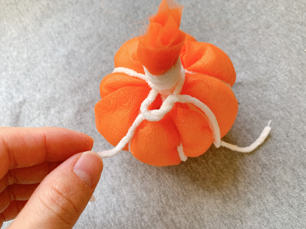１回縫うだけ！簡単かぼちゃオブジェの作り方