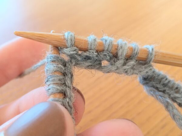 毛糸1玉で編める！ケーブル模様の帽子の作り方