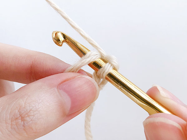 輪にかぎ針をくぐらせて、細編みを編みます