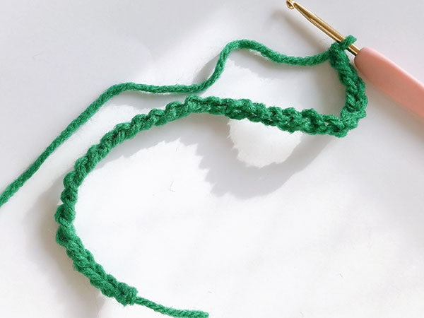 鎖編みで作り目を30目編みます