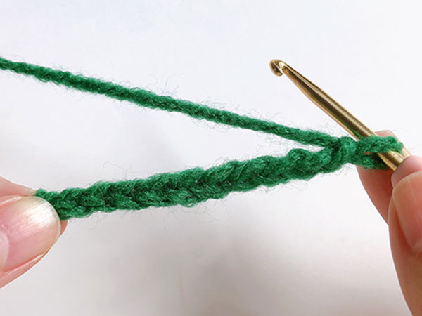 鎖編みを10目編みます