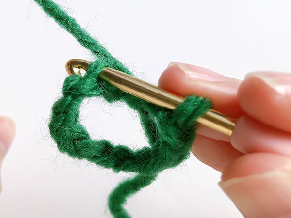 鎖編みの1目めに引き抜き編みをします
