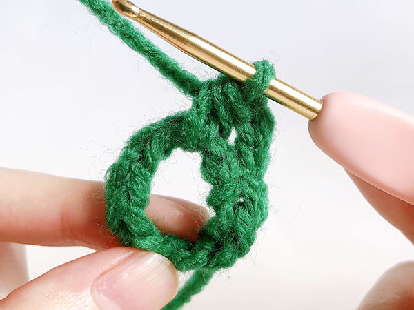 中長編みが1目編めました！同じように中、輪が埋まるまで中長編みをたくさん編みます。
