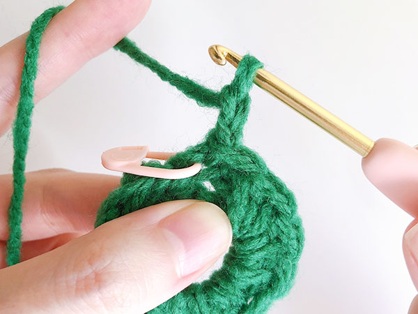 鎖編みを2目編みます