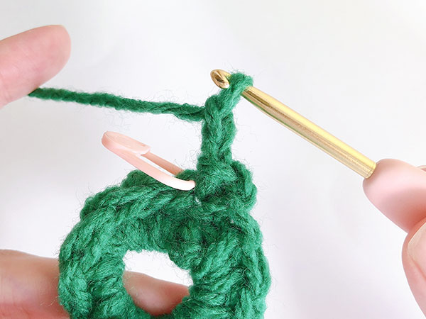 同じように鎖編みを2目編み、前段の目に引き抜き編みをしていきます。