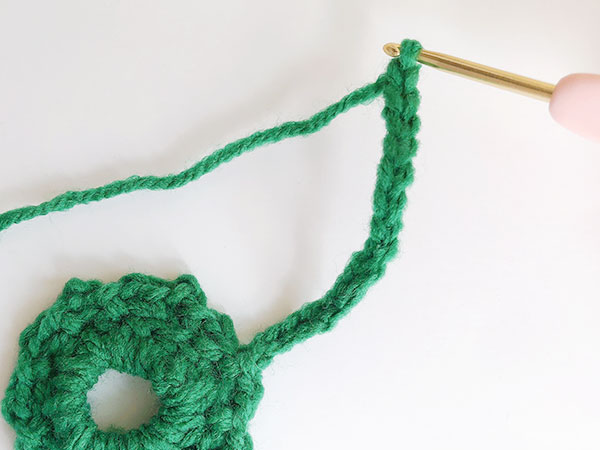 鎖編みで吊り下げ用の紐を編みます。