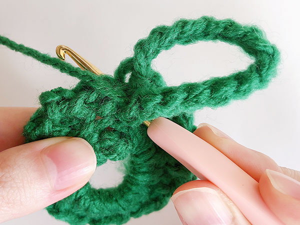 根本に引き抜き編みをして、紐をループ状にします。