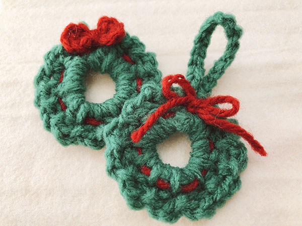 かぎ針編みで作るクリスマスリース（オーナメント）の編み方