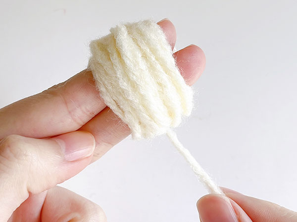 毛糸でポンポンを作ります