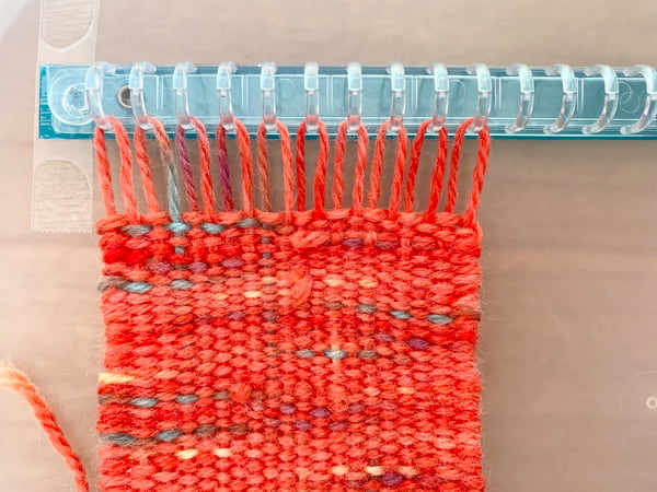 手作りの織り機で作るコースターの作り方