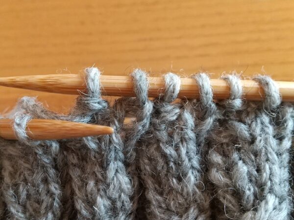 毛糸1玉で編める！ケーブル模様の帽子の作り方
