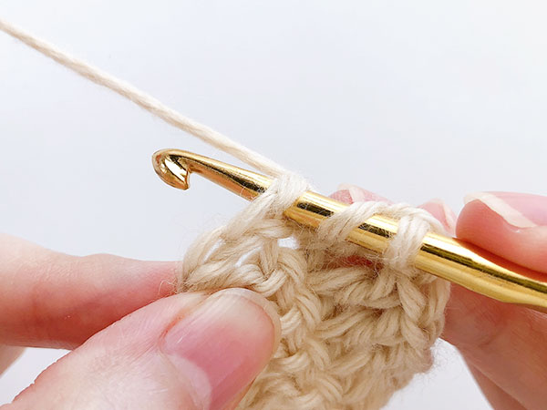 立ち上がりの3目めにズボッと針を入れて、長編みを編みます