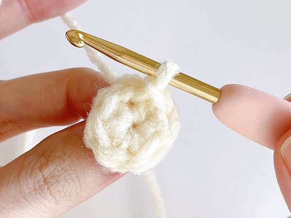糸を引き締めて、1目めに引き抜き編みをして輪を繋げます。