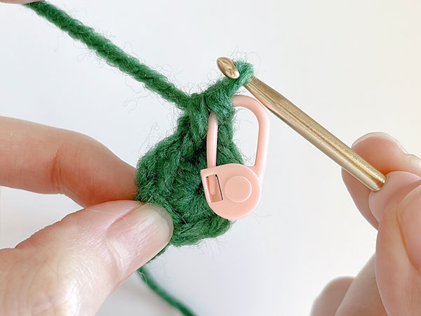1目めが編めたら、マーカーをつけておくと編みやすいですよ。
