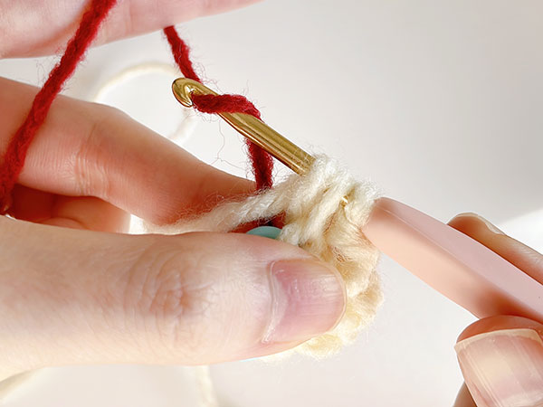 3段目の最後の引き抜き編みの際に、赤色の毛糸に変えます。
