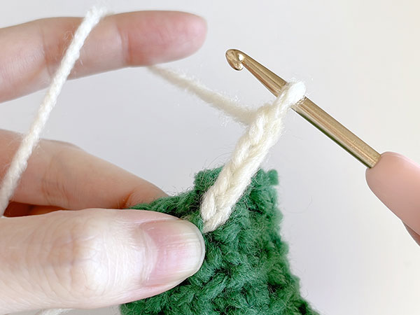 鎖編みを4目編みます