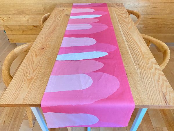 簡単！縫わないテーブルランナーの作り方│koshirau 拵う（こしらう）