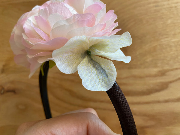 100均造花の簡単カチューシャの作り方