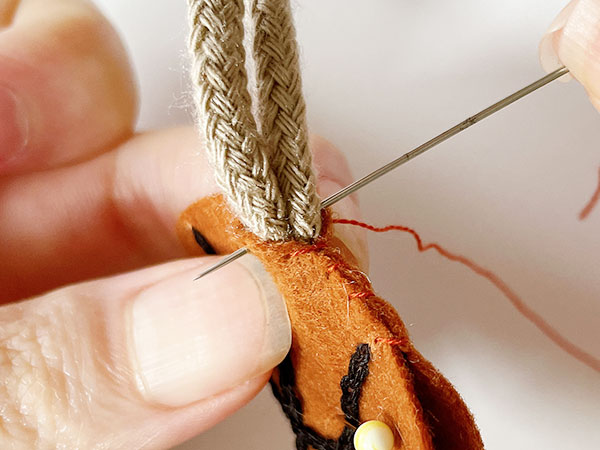 紐を縫う