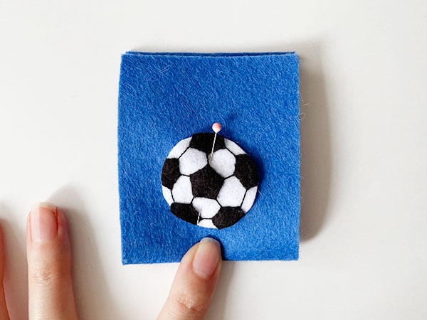 サッカーボールのフェルトワッペンを縫い付ける