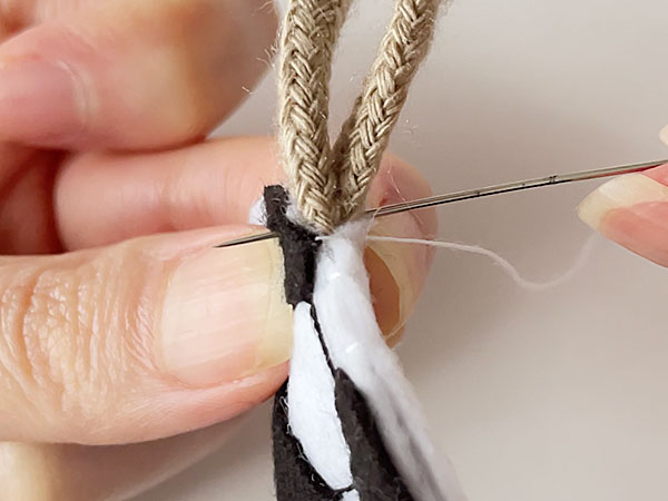 紐を縫う