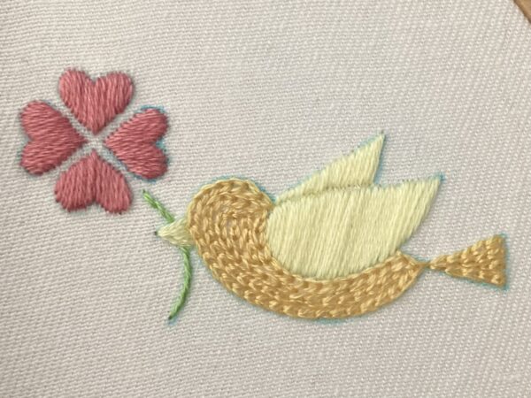 【図案付き】クローバーと鳥の刺繍の作り方
