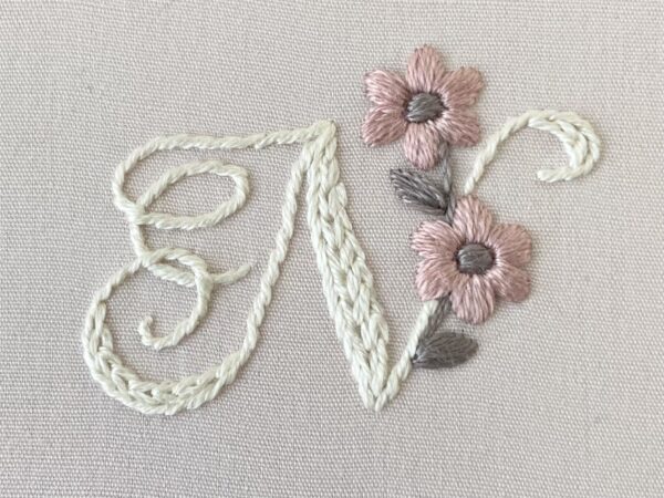 【図案付き】アルファベット「N」の刺繍の作り方