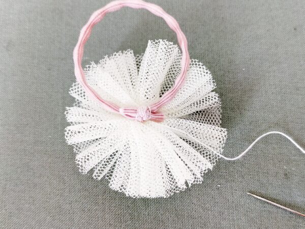 チュールと好きなパーツで作るヘアゴムの作り方