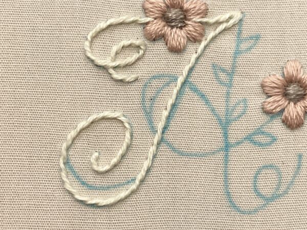 【図案付き】アルファベット「A」の刺繍の作り方