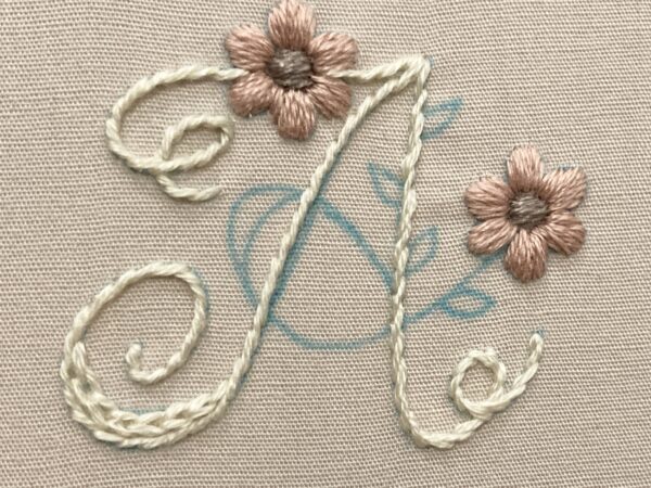 【図案付き】アルファベット「A」の刺繍の作り方