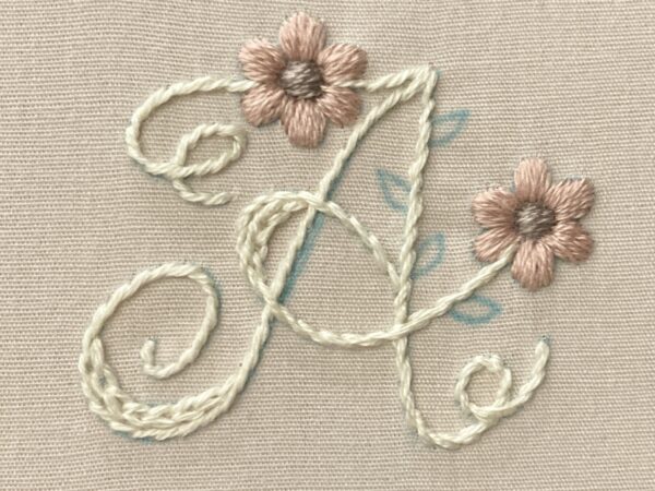 【図案付き】アルファベット「A」の刺繍の作り方