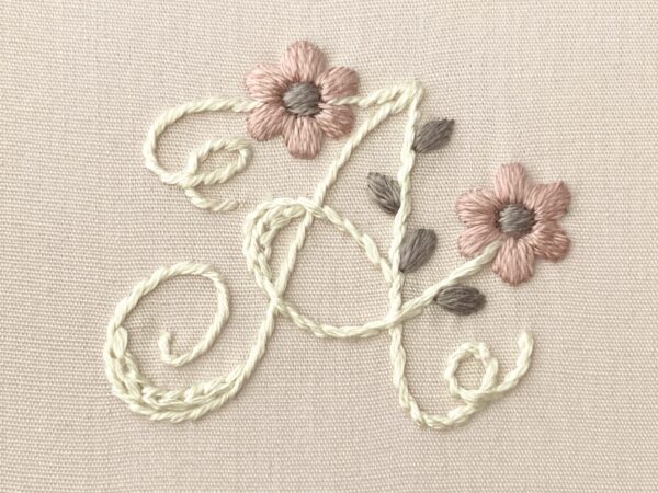 【図案付き】アルファベット「A」の刺繍の作り方
