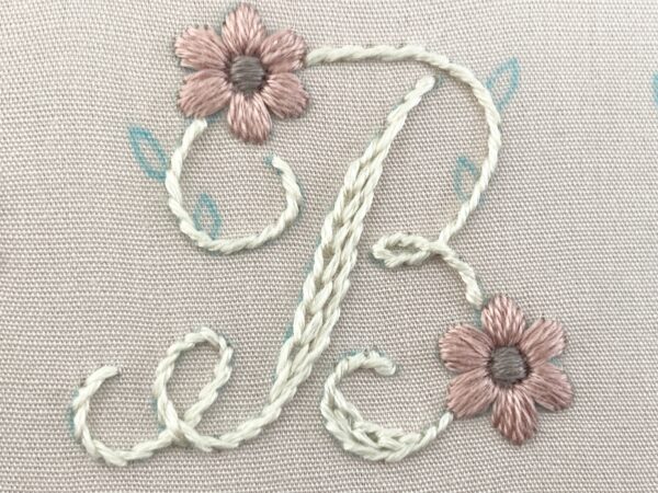 【図案付き】アルファベット「B」の刺繍の作り方