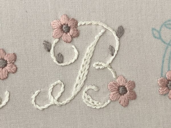 【図案付き】アルファベット「B」の刺繍の作り方