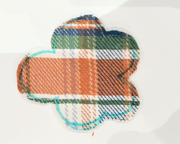 お好きな生地で作るお花のヘアゴムの作り方