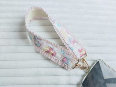 スマホや水筒にも！フリル付きハンドストラップの作り方