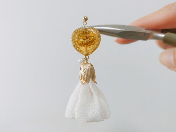 チェコビーズとシフォンタッセルのイヤリングの作り方