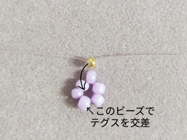 小さなビーズで作るお花のイヤリングの作り方