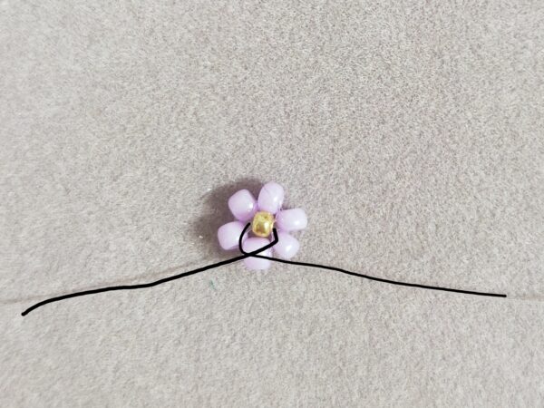 小さなビーズで作るお花のイヤリングの作り方