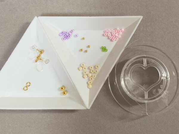 小さなビーズで作るお花のイヤリングの作り方