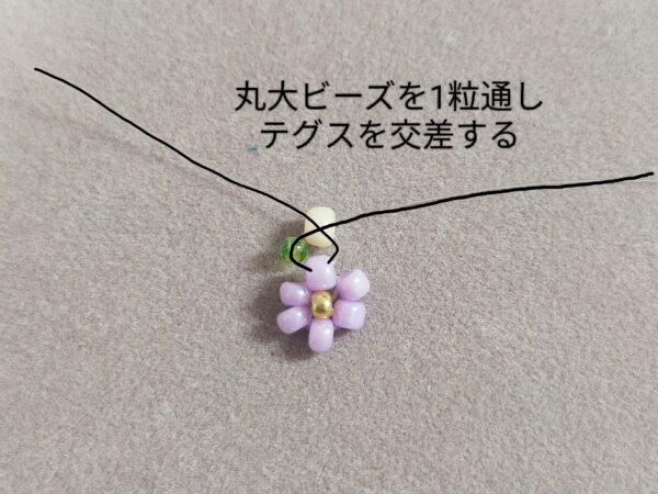 小さなビーズで作るお花のイヤリングの作り方